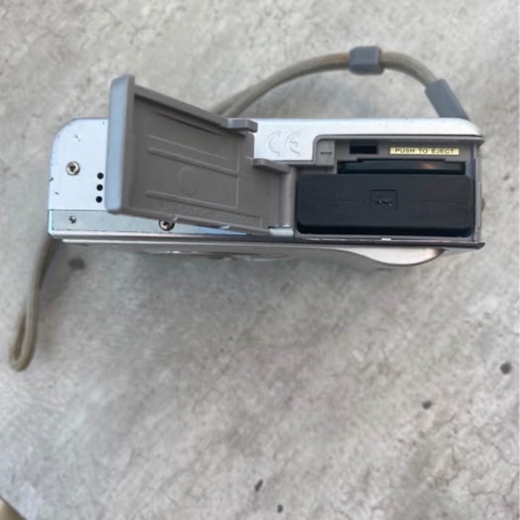 Fujifilm Finepix F10 Digital Camera - Picture 5 of 6